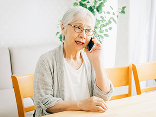 電話するシニア女性