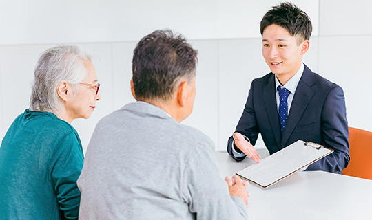 棺を覗く家族